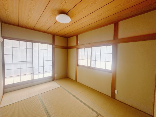 【中古戸建】本庄市小島南3丁目の和室|■2階和室｜意外と場所をとるアイロンがけや、お洗濯物を畳むときにも広々と使うことができ、ちょっと一休みしたいとき、すぐに横になれるのも魅力です♪