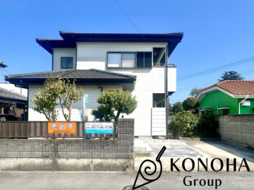 【中古戸建】本庄市小島南3丁目の外観|■外観｜窓の配置や、爽やかな白ベースの外観が清潔感をもたらします。まっさらなキャンバスのような家にこだわりを彩って…始めよう、あなただけの豊かな暮らし( ＾＾ )