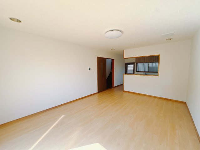 【中古戸建】本庄市小島南3丁目の居間・リビング|■リビング｜家族でゆったりくつろげる、居心地の良いリビング♪賃貸と違って、テレビや音楽の音を気にしなくて良いことが嬉しいですね(*＾＾*)