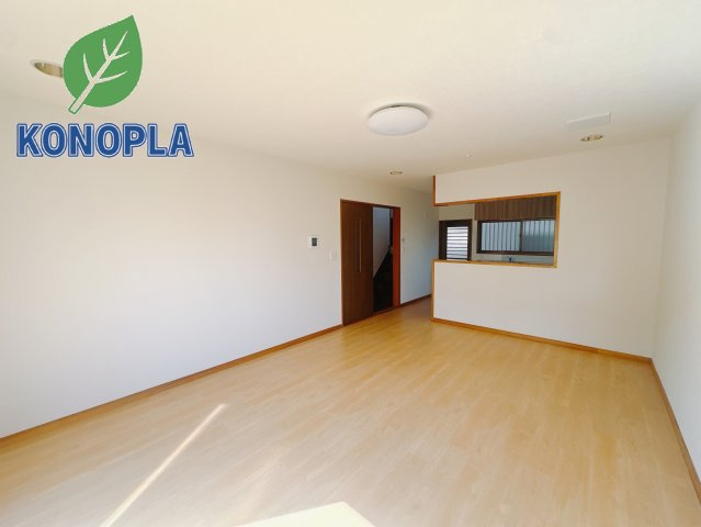 【中古戸建】本庄市小島南3丁目の居間・リビング|■リビング｜家族でゆったりくつろげる、居心地の良いリビング♪賃貸と違って、テレビや音楽の音を気にしなくて良いことが嬉しいですね(*＾＾*)