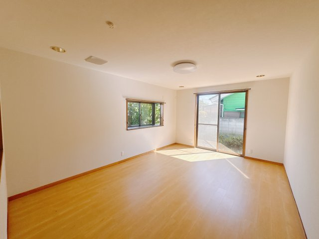 【中古戸建】本庄市小島南3丁目の居間・リビング|■リビング｜大きい窓からあたたかいたっぷりの光が入ります♪開放的な空間で毎日をもっと快適に(*＾＾*)