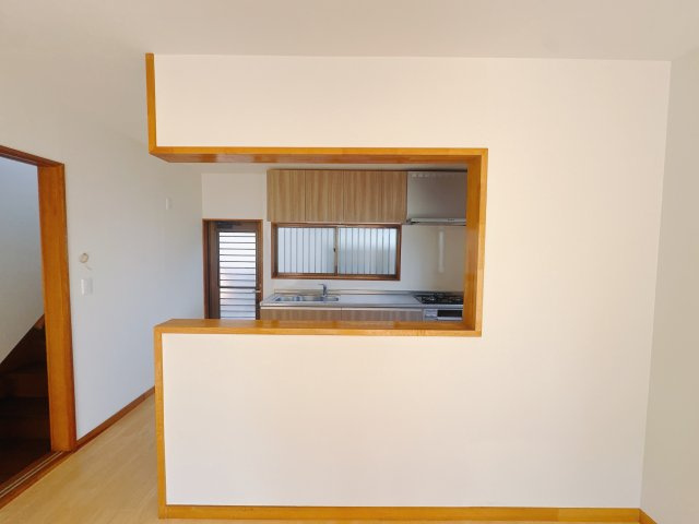 【中古戸建】本庄市小島南3丁目のダイニング|■ダイニング｜ご家族のコミュニケーションを重視した対面キッチン。カウンターには小さなお花や植物などを配置すると、より気品あふれる空間へと変化します♪