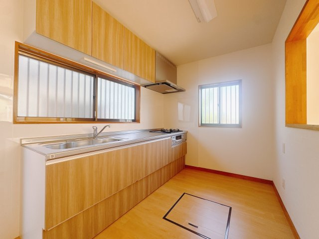 【中古戸建】本庄市小島南3丁目のキッチン|■キッチン｜ワークトップの幅が広く、お子様といっしょにお料理をつくったり、ちょっとしたパーティーも楽しめます。フラットなのでお掃除がしやすいのもポイントです♪