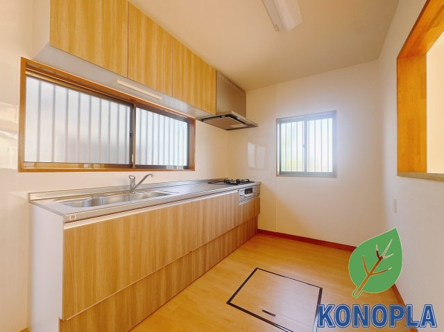 【中古戸建】本庄市小島南3丁目のキッチン|■キッチン｜ワークトップの幅が広く、お子様といっしょにお料理をつくったり、ちょっとしたパーティーも楽しめます。フラットなのでお掃除がしやすいのもポイントです♪