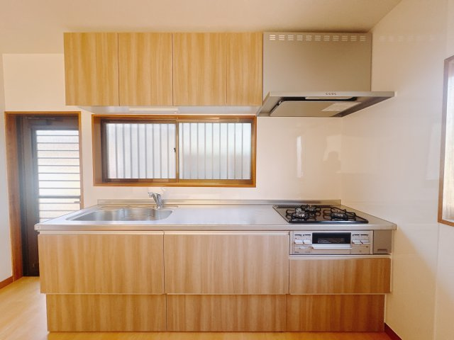 【中古戸建】本庄市小島南3丁目のキッチン|■キッチン｜全スライド式収納キッチン♪お皿や鍋の出し入れもラクラクです（＾＾）！