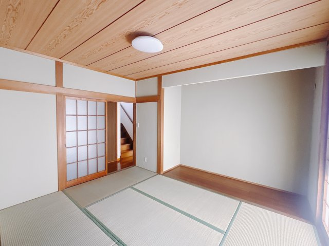 【中古戸建】本庄市小島南3丁目の和室|■1階和室｜和室でしか味わえない畳ならではの香りや素材で和のやすらぎを感じてください♪休日はお子様とお昼寝するのにも最適です！