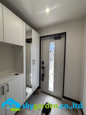 秦野市ひばりケ丘　中古戸建の玄関