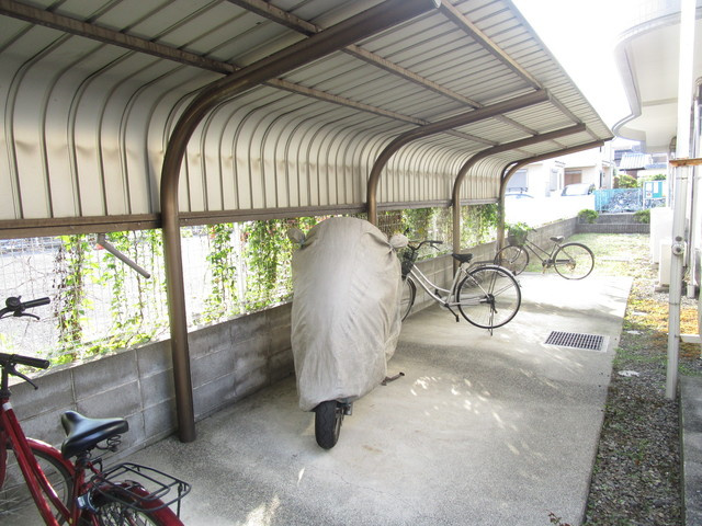 ビバーチェのその他共用部分|ゆったりした駐輪スペースはバイクも無料で置けます