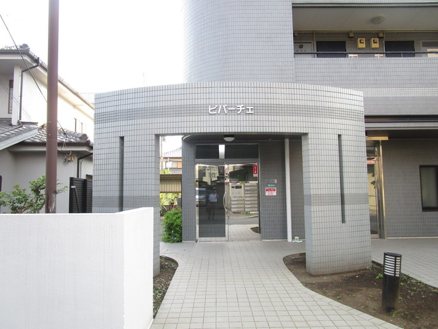 ビバーチェのエントランス|サウザンロード商店街が近く一人暮らしには最適の環境