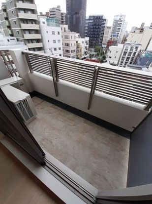 ジーヴイ　アリイ　アサクサのバルコニー