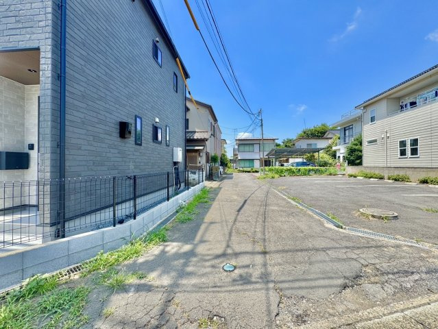 土浦市中新築一戸建ての前面道路含む現地写真