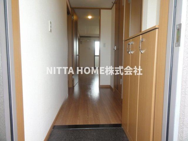 ロワールコートの玄関|収納もある玄関です(*^^)v