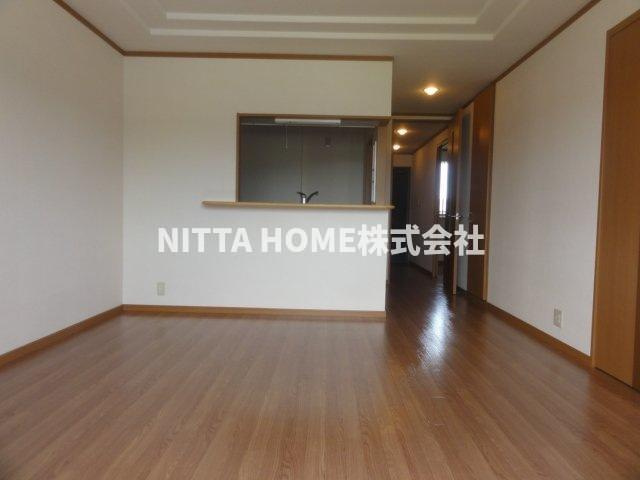 ロワールコートの居間・リビング|キッチン合わせて１３帖のリビング○