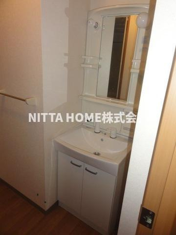 ロワールコートの洗面所|シャワー付きの洗面化粧台もあります♪