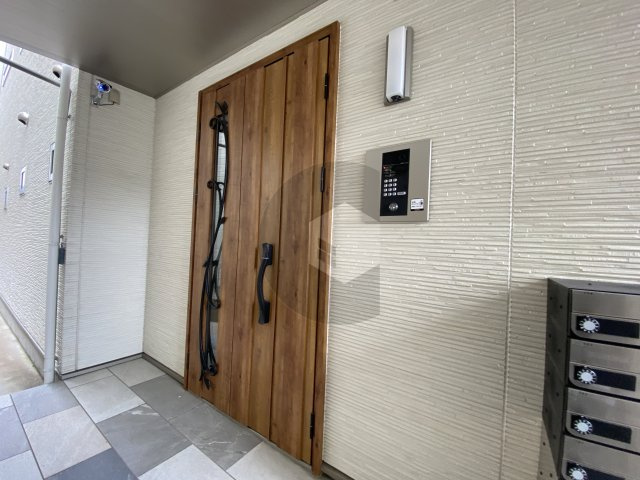 クリエオーレ寿町2のエントランス