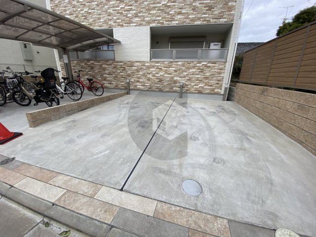 クリエオーレ寿町2の駐車場