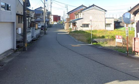吉田郡永平寺町松岡薬師3丁目　土地の前面道路含む現地写真