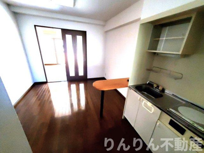 【居間・リビング】 | レジデンスイマイⅡ | こちらのリビングで趣味の時間をお楽しみください