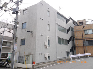 【外観】 | モダンでスタイリッシュな印象を与えるグレーを基調とした外観。