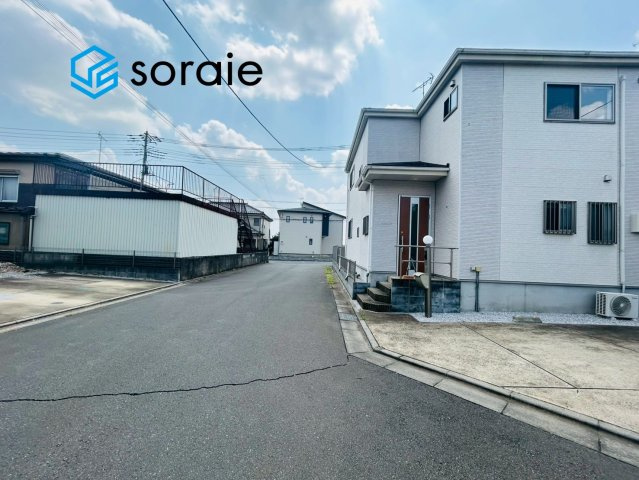 川越市小堤　中古住宅の前面道路含む現地写真