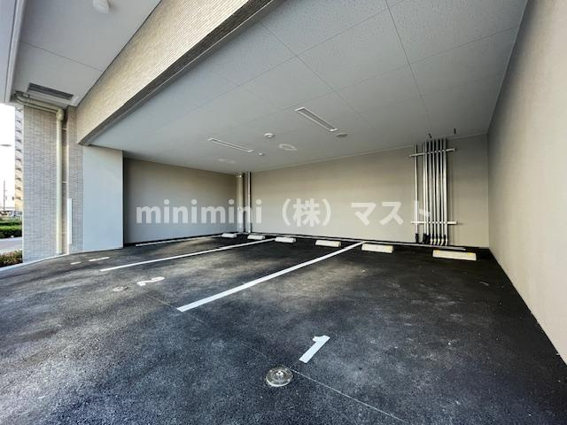 エスリード難波AGREAの駐車場