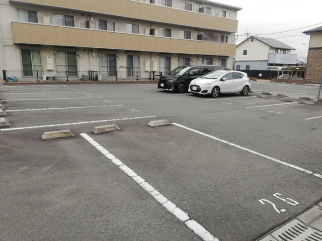 グラン・ドミール古賀 B棟の駐車場|駐車スペースもあります☆
