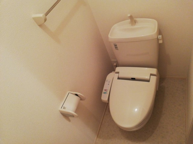 グラン・ドミール古賀 B棟のトイレ|嬉しい温水洗浄便座付き♪