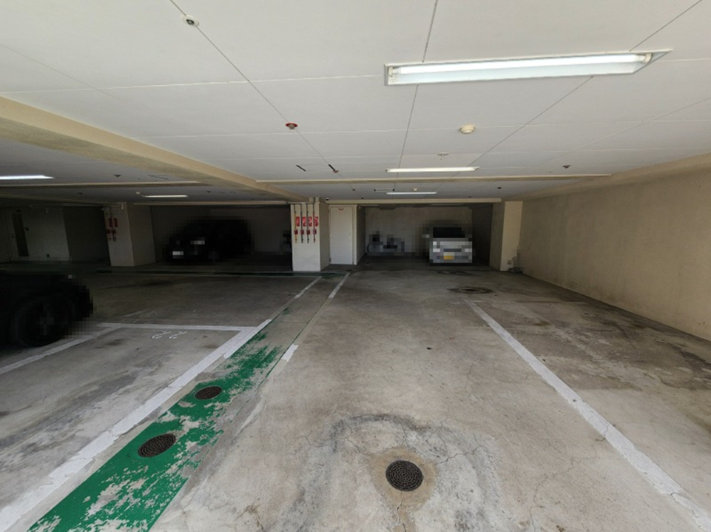 グレースメゾン小牧ヒルズの駐車場|雨が降っても安心です。屋根付き駐車場です