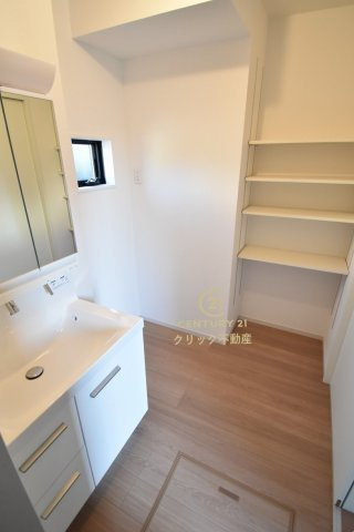 ケイアイフィット　那珂市菅谷　11期 　限定1棟！の脱衣所|洗面台は洗練されたシンプルなデザインでお手入れも楽です。洗面室は可動棚付きです。脱衣かごを置くなど、自由な使い方ができます。