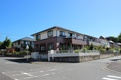 【前面道路含む現地写真】 | 大津市和邇春日1丁目879-22　中古戸建 | 南西側からのみため、南側は道路と高低差があります