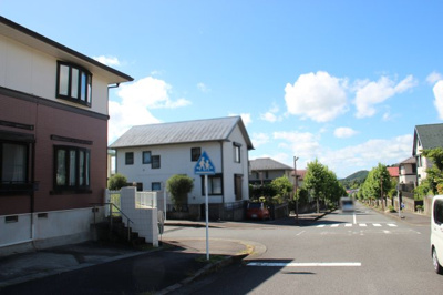 【前面道路含む現地写真】 | 大津市和邇春日1丁目879-22　中古戸建 | 整備された道路に緑も豊かな環境です