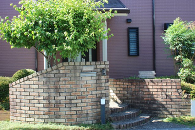 【玄関】 | 大津市和邇春日1丁目879-22　中古戸建 | おしゃれな玄関アプローチ