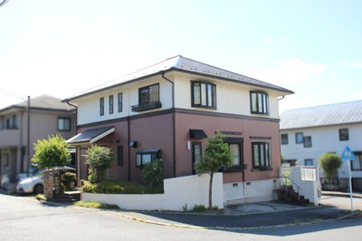 【外観】 | 大津市和邇春日1丁目879-22　中古戸建 | 建物外観別角度、手前は駐車スペース