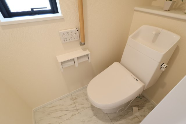 《仲介手数料無料》上尾市中分１丁目27-6新築一戸建てハートフルタウンのトイレ