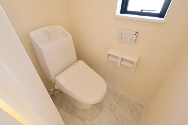 《仲介手数料無料》上尾市中分１丁目27-6新築一戸建てハートフルタウンのトイレ