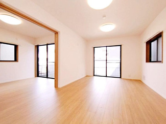 【居間・リビング】 | 南区西大沼5丁目 中古戸建て | LDK 約11.9帖