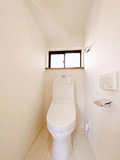 【トイレ】 | 南区西大沼5丁目 中古戸建て | 温水洗浄便座一体型