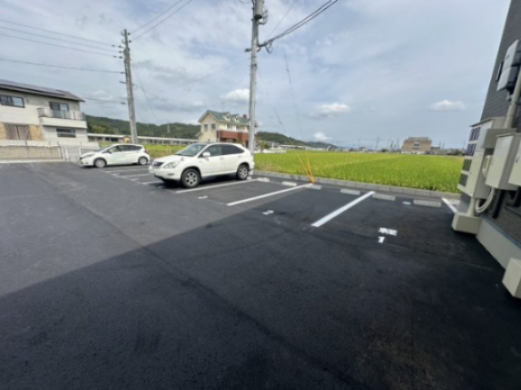 エクセレンス西花尻の駐車場