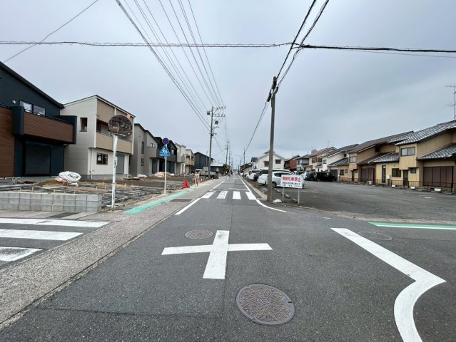 【商談中】ブルーミングガーデン　一宮市奥町　全6区画分譲の前面道路含む現地写真|「現地（2025年10月18日）撮影」　
■前面道路　
■ヤマダ不動産　株式会社リライフ