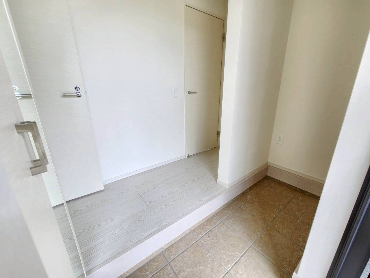 【価格改定】長岡京市奥海印寺東山1期の玄関|シューズボックス付きの玄関です。