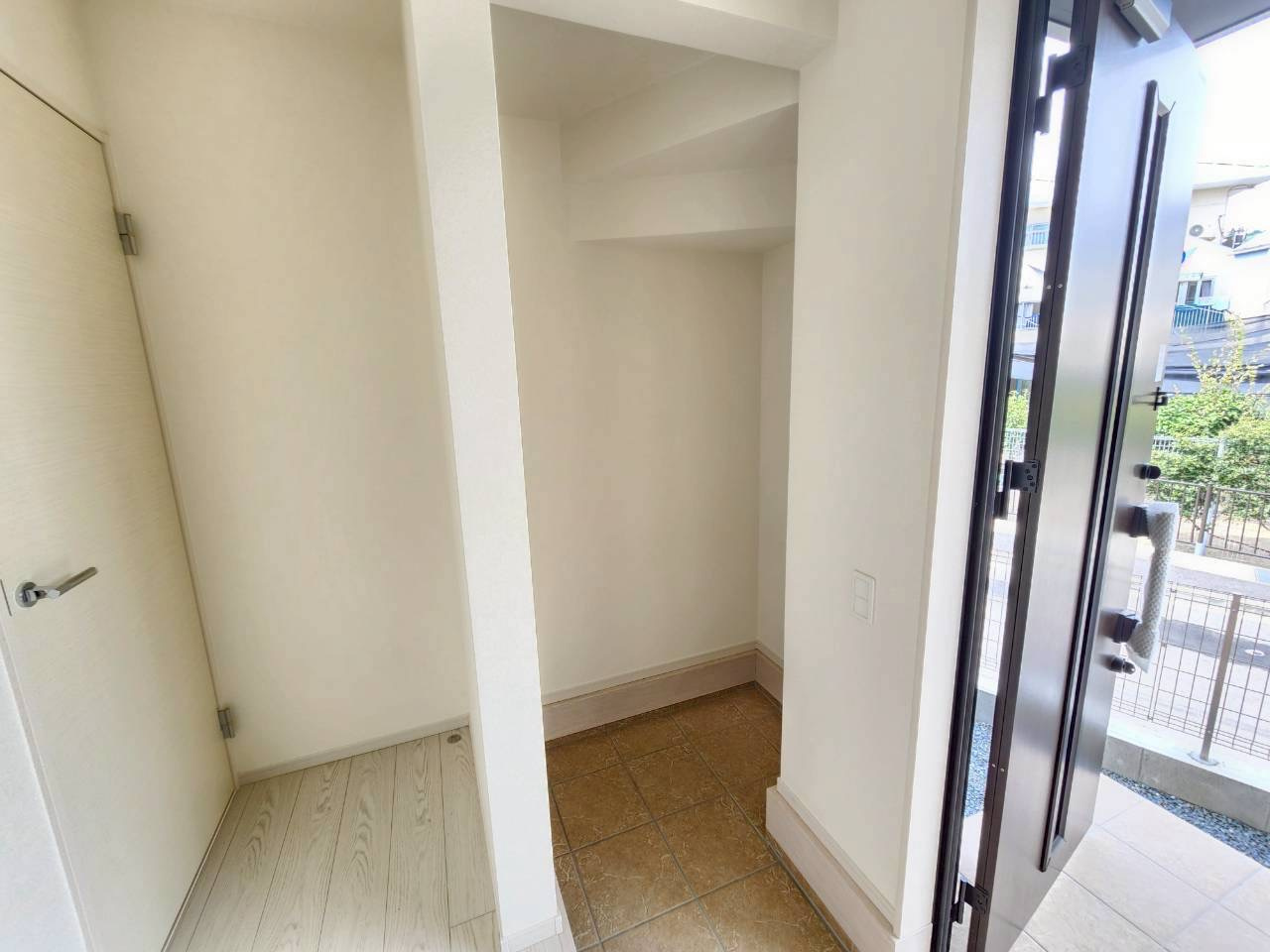 【価格改定】長岡京市奥海印寺東山1期の玄関|玄関横にはSCL完備！遊び道具や季節外のシューズ等、広く使えるスペースとなっております！