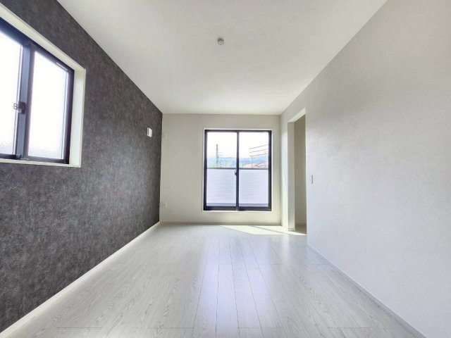 【価格改定】長岡京市奥海印寺東山1期の洋室|2階洋室8.0帖
バルコニーへの動線、WCLのあるお部屋です。アクセントクロスがお洒落な、寝室に適したお部屋となっております(^^)/