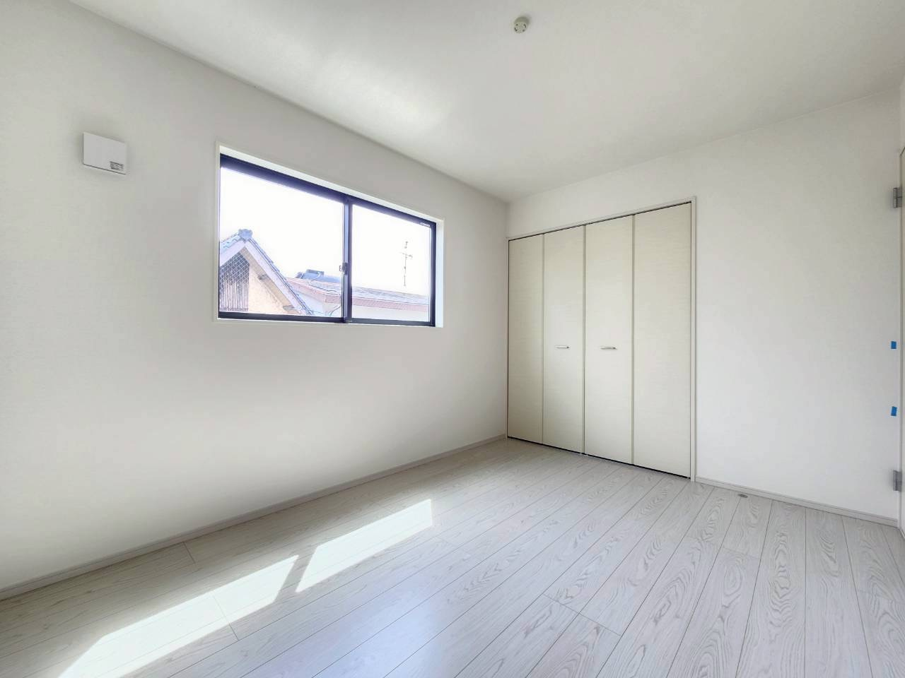 【価格改定】長岡京市奥海印寺東山1期の洋室|2階洋室6.0帖
クローゼット完備の南側のお部屋です。南側の明るい採光が差し込みます(^^)/