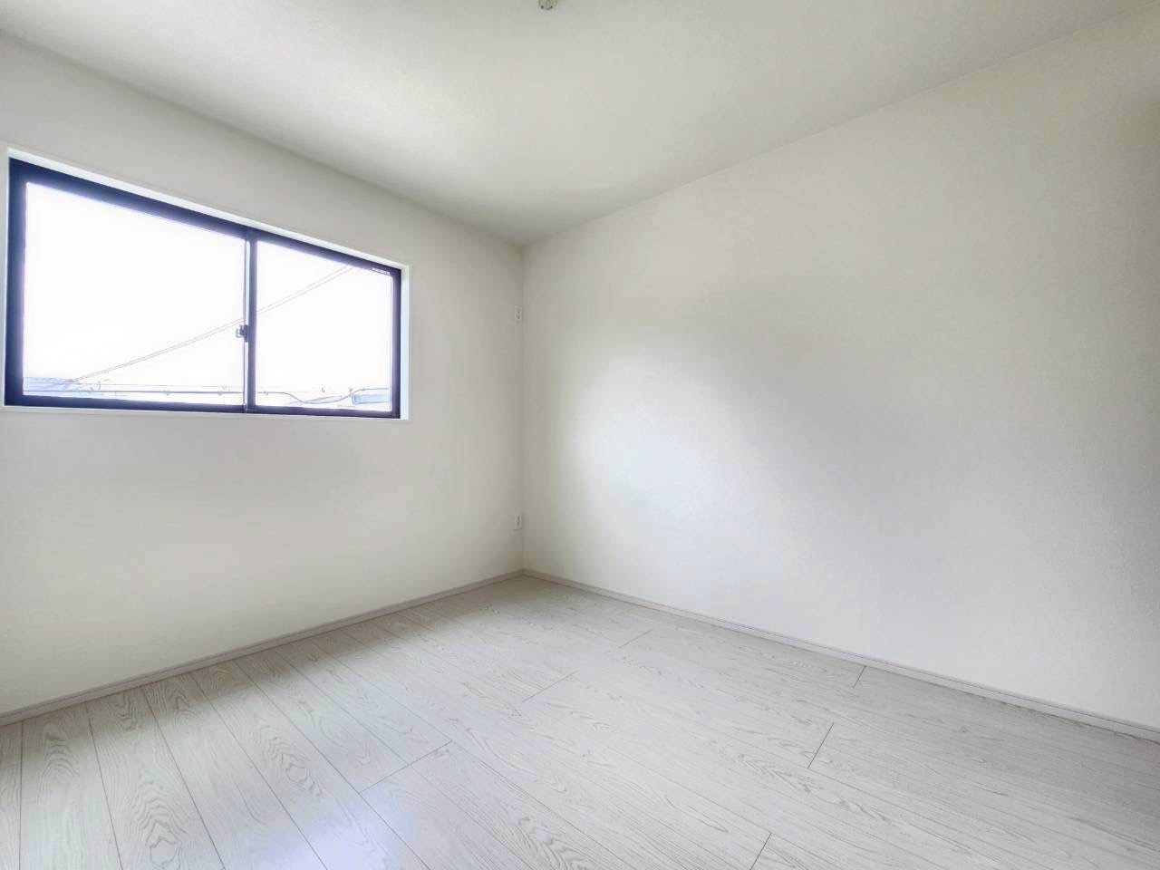 【価格改定】長岡京市奥海印寺東山1期の洋室|2階洋室5.2帖
クロ―ゼットもございます。