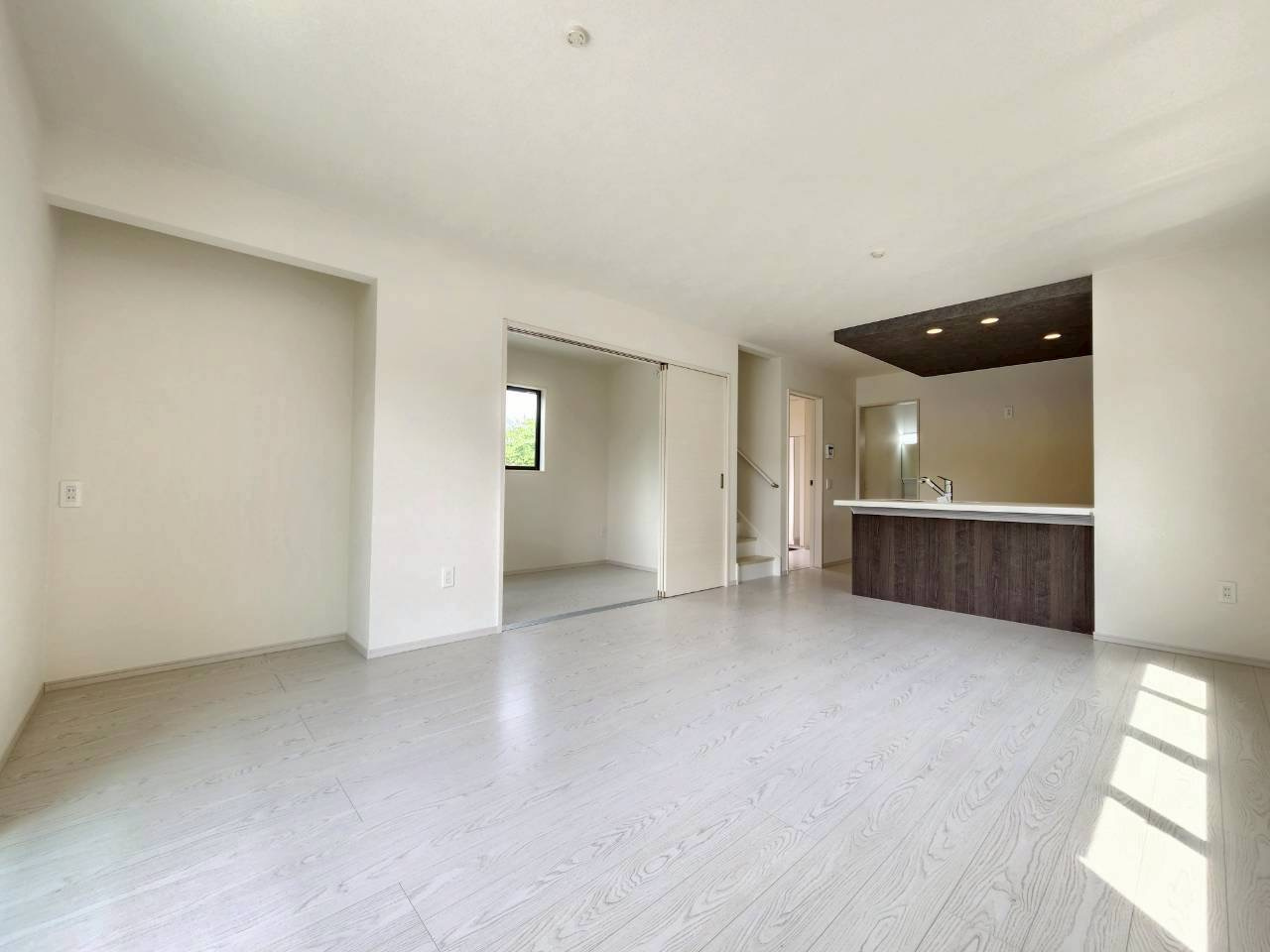 【価格改定】長岡京市奥海印寺東山1期の居間・リビング|明るいフローリングのLDK16帖！
南からの採光もとても快適な空間となっております(^^)/