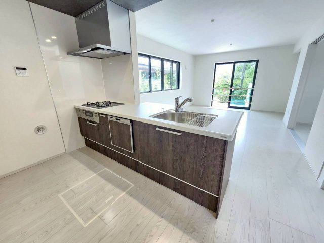 【価格改定】長岡京市奥海印寺東山1期のキッチン|オープンタイプの開放感あるキッチン