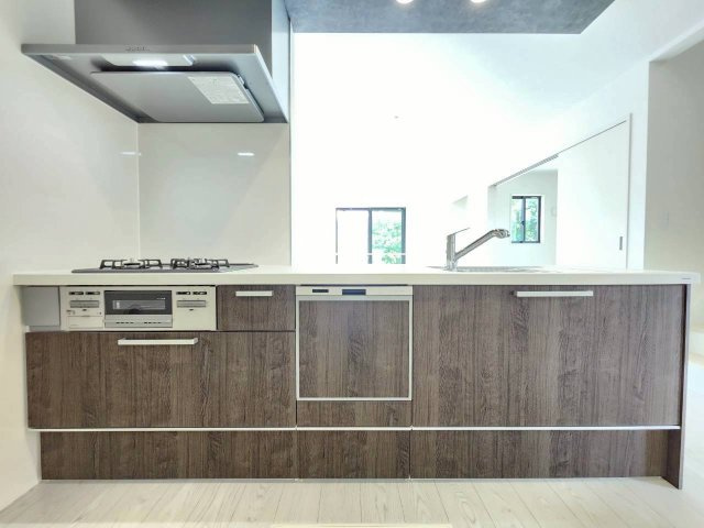 【価格改定】長岡京市奥海印寺東山1期のキッチン|三口ガスコンロ、食器洗乾燥機付きシステムキッチンは家事が大変はかどります(^^)/