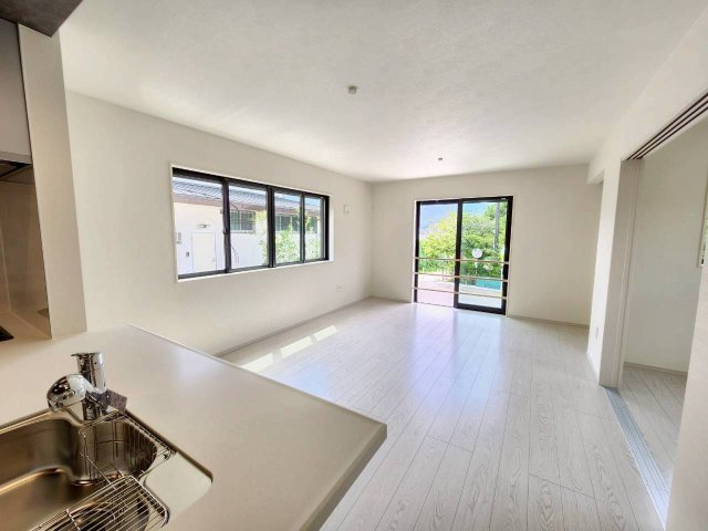 【価格改定】長岡京市奥海印寺東山1期の居間・リビング|洋室3.5帖へと繋がっており、扉を開けて開放的にすることも可能です！