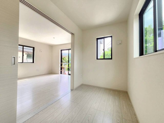 【価格改定】長岡京市奥海印寺東山1期の洋室|リビングに隣接した洋室約3.5帖！
遊び場・学習スペースとして、様々な用途でお使いいただけます。