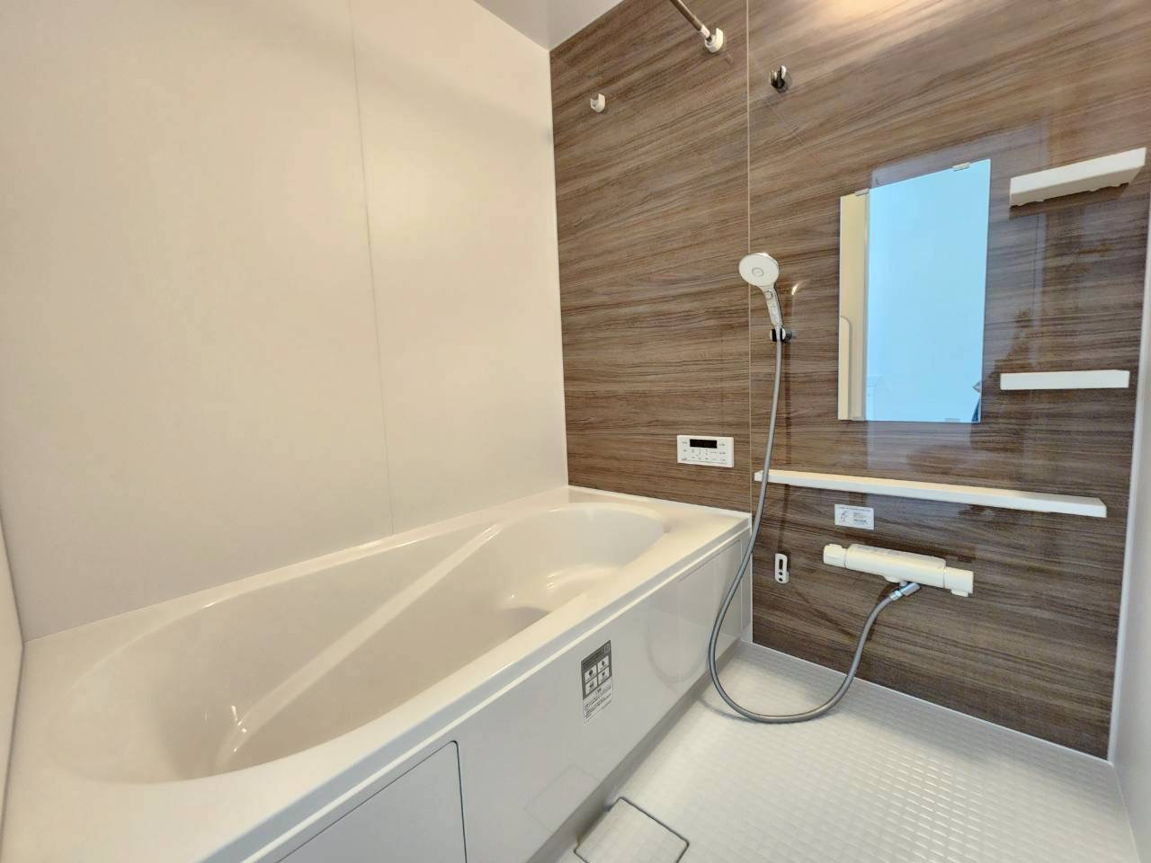【価格改定】長岡京市奥海印寺東山1期の浴室|ブラウンのアクセントパネルがお洒落な浴室空間です(^^)/
